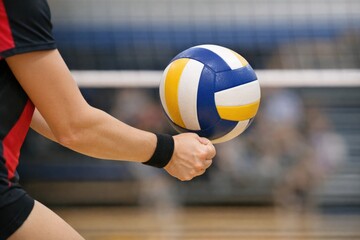 Naklejka premium A person grasping a volleyball ball in their hand