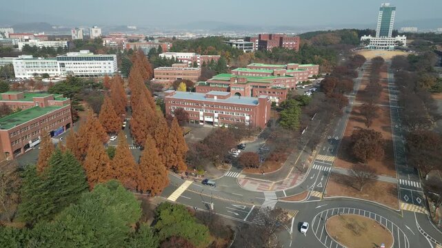 Daegu University campus building education academy landscape background 대한민국 한국 경산 대구 대구대학교 대학교 대학 캠퍼스 교정 학교 건물 건축물 교육 기관 학문 학업 연구 지식 상아탑 학생 대학생 청춘 미래 꿈 취업 진로 강의실 도서관 본관 야외 풍경 여행지 로컬 라이프스타일 활기찬 에너지 하루