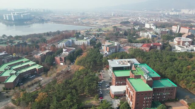 Daegu University campus building education academy landscape background 대한민국 한국 경산 대구 대구대학교 대학교 대학 캠퍼스 교정 학교 건물 건축물 교육 기관 학문 학업 연구 지식 상아탑 학생 대학생 청춘 미래 꿈 취업 진로 강의실 도서관 본관 야외 풍경 여행지 로컬 라이프스타일 활기찬 에너지 하루