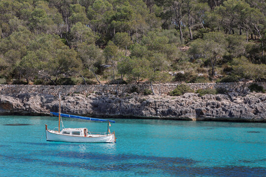 Ein typisch mallorquinisches Boot, das  Llaut, ein traditionelles Fischerboot, Mallorca
