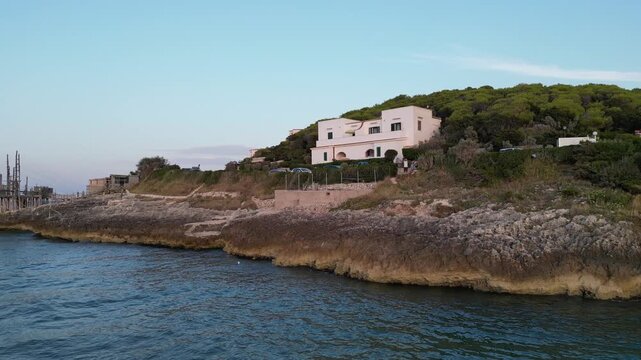 borgo marinaro sulle coste del gargano con un trabucco
