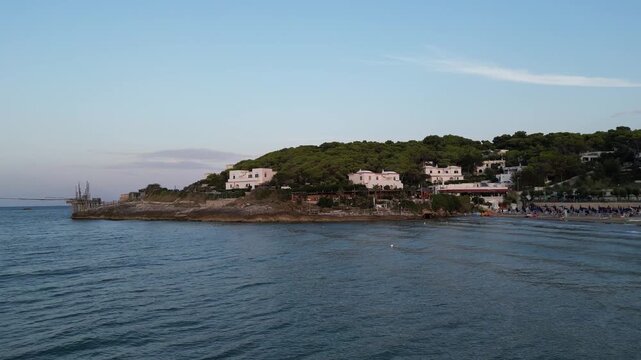 borgo marinaro sulle coste del gargano con un trabucco