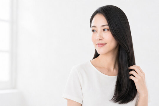 余白で長い髪を肩に流す女性の横顔美髪ケア