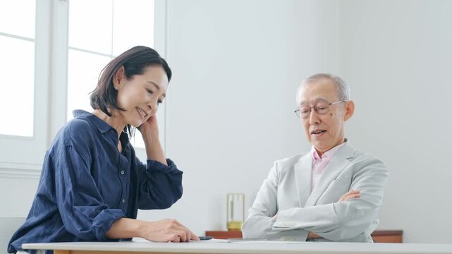 会話するシニア男性とミドル女性