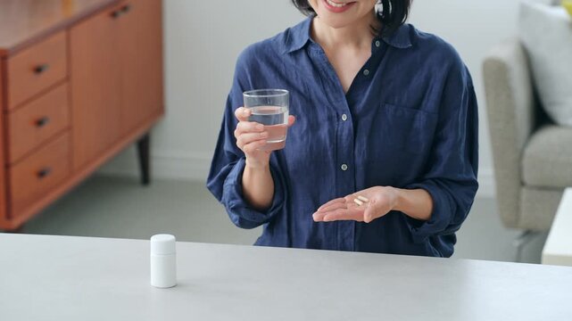 錠剤を飲む女性