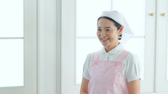 エプロンをつけた笑顔のミドル女性