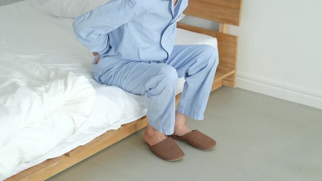 腰が痛くて辛いシニア男性