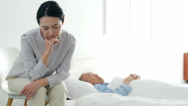 昏睡するシニア男性と悩む女性