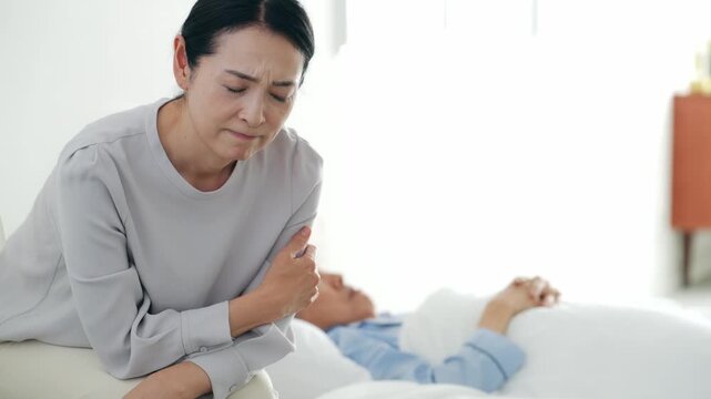 昏睡するシニア男性と悩む女性