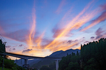 朝焼けに染まる大空と大橋 © Gottchin Nao
