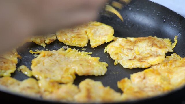 Korean traditional pan fried pollock fillet Dongtaejeon K-food cooking holiday dish 대한민국 한국 한식 동태전 명태 부침 생선전 명절음식 제사상 추석 설날 명절 요리 조리 과정 계란물 부침개 팬 프라잉 기름 지글지글 열기 김 모락모락 주방 식당 맛집 비법 전통의 맛 고소한 풍미 깊은 향 감칠