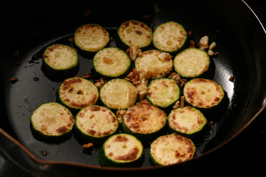 ズッキーニをフライパンで焼いている様子