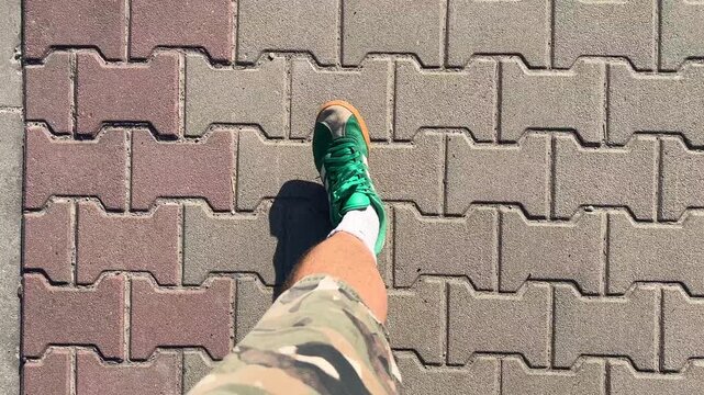 Zielone buty na drodze 