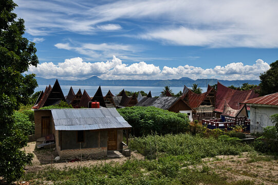 Traditional roofs facing the large lake