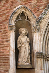 Obraz premium Gothic religious figures at the entrance to the entrance of the church of Notre Dame du Taur in the French city of Toulouse