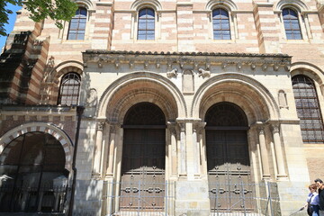 Obraz premium Porte des Comtes-Count's Gate and burial chamber of the Basilica of Saint-Sernin in the French city of Toulouse
