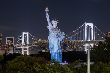 お台場の自由の女神像とレインボーブリッジの夜景  © JAPAN SKYLINE