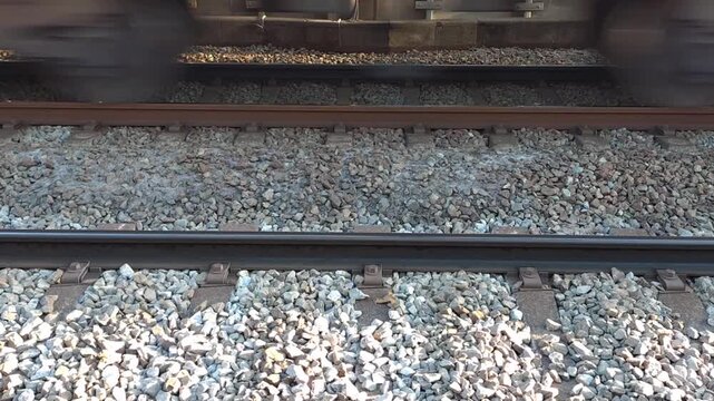 線路を横から撮影した鉄道の抽象的な構図。音あり。