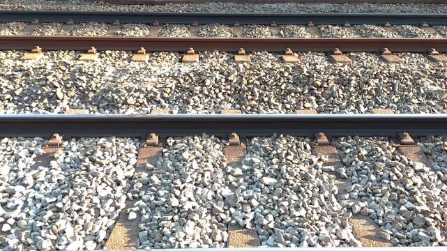 線路を横から撮影した鉄道の抽象的な構図。音あり。