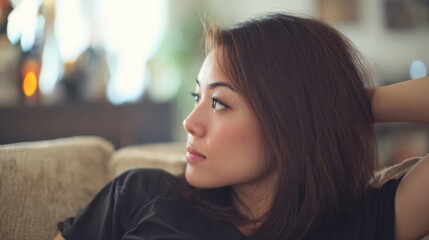 Obraz premium ソファでリラックスする女性の横顔