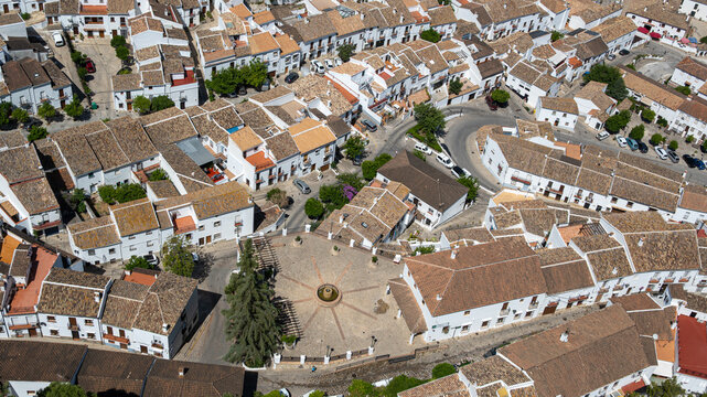 Vista a&eacute;rea del pueblo blanco de Zahara de la Sierra en la provincia de C&aacute;diz, Espa&ntilde;a