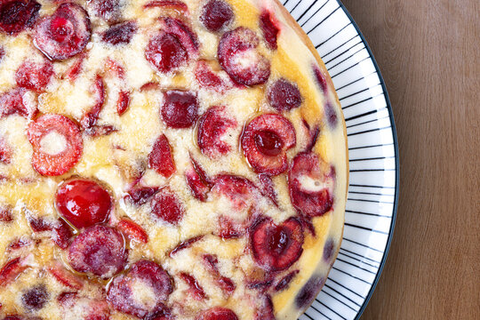 Gros plan de clafoutis aux cerises traditionnel fait maison sur une assiette &agrave; motifs, vue de dessus