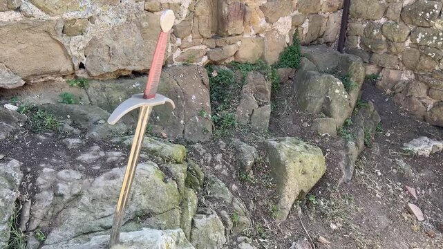 Spada conficcata nella roccia angolata
