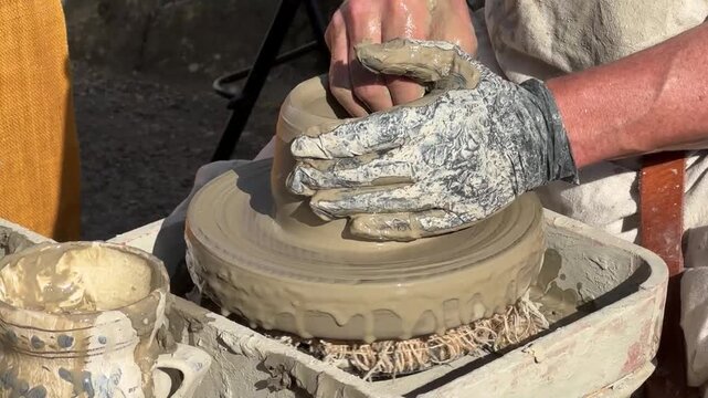 Vasaio che modella un vaso