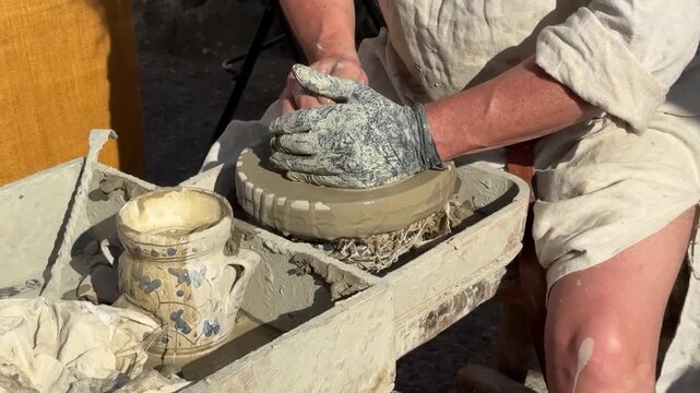 Vasaio al tornio intento a creare un vaso