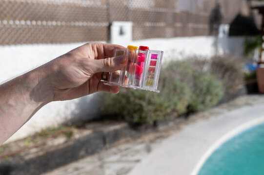 Control visual de par&aacute;metros qu&iacute;micos en piscina mediante kit de an&aacute;lisis, garantizando agua equilibrada y segura para el ba&ntilde;o.