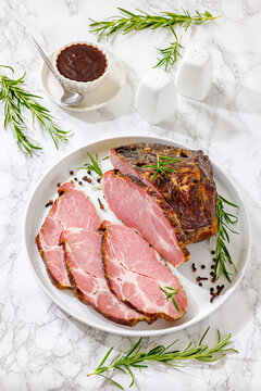 Karkowka wedzona i pieczona on a plate
