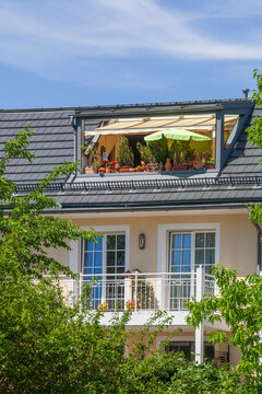 Modernes Wohngeb&auml;ude mit Balkon im Dachgeschoss, Traunstein, Chiemgau, Oberbayern, Bayern, Deutschland