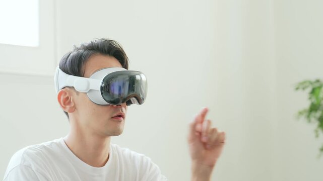 VRゴーグルで3D映像を操作する男性