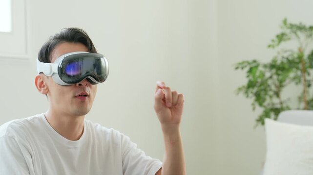 VRゴーグルで3D映像を操作する男性
