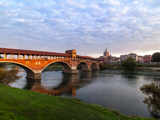 Obraz premium Ponte Coperto and Ticino River Under Dramatic Morning Sky in Pavia, Italy