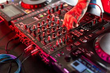 DJ mixing console vibrant performance © Rawpixel.com
