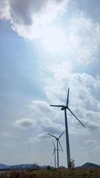 風力発電の風車と青空