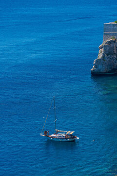 Imbarcazione a vela ormeggiata presso le Isole Tremiti - Foggia - Puglia - Italia	