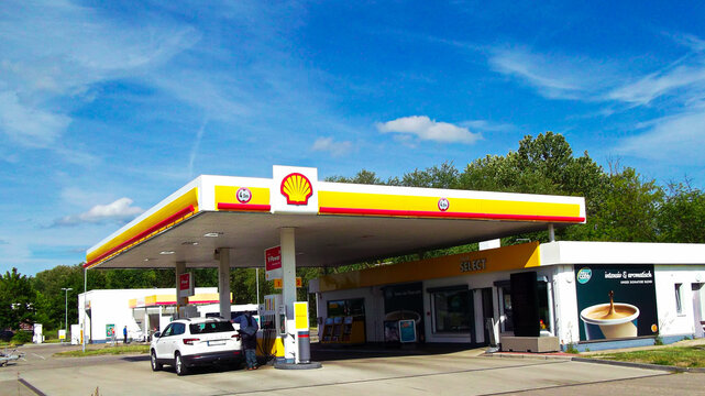 Templin, Brandenburgischen Landkreis Uckermark  / Deutschland - 16. Juni 2026: Shell Tankstelle mit Werbung
