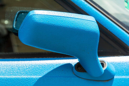 Blauer Au&szlig;enspiegel eines Autos