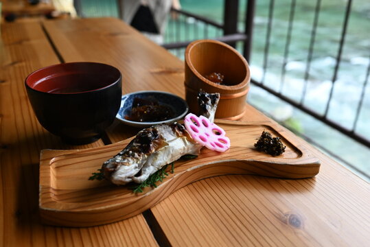 川のせせらぎを眺めながら味わう焼き魚の和定食  
Traditional Japanese grilled fish set meal enjoyed by the riverside
