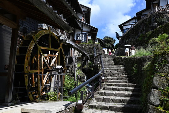馬籠宿の石畳の坂道と水車小屋が並ぶ歴史的な宿場町の風景  
Historic stone slope and watermill house in the traditional post town of Magome-juku
馬籠宿の石畳の坂道と水車小屋が並ぶ歴史的な宿場町の風景  
Historic stone slope and watermill house in the traditi