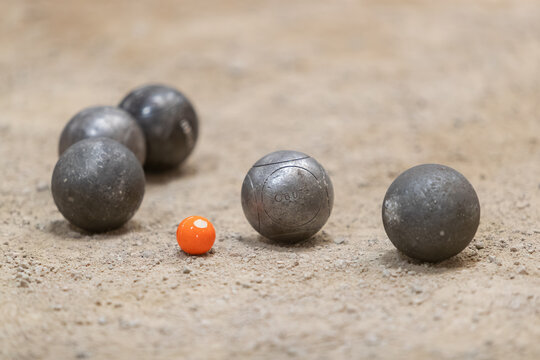 P&eacute;tanque, 5 boules et un cochonnet.