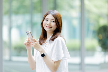 Fototapeta premium スマートフォンを持つ日本人女性