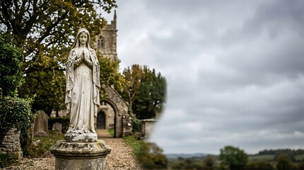 Obraz premium Statue of the virgin mary praying outside an old church