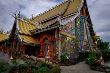 Fototapeta premium Exquisite thai temple design featuring vibrant colors and traditional architectural details
