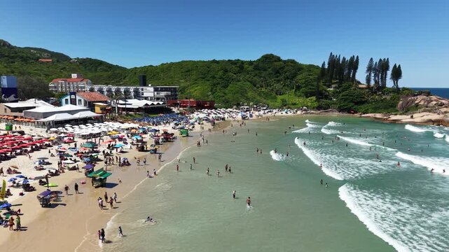 Praia da Joaquina em Florian&oacute;polis, Santa Catarina, Brasil. Vista a&eacute;rea da praia da Joaquina.