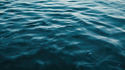 Obraz premium Calm water surface with gentle ripples and reflections