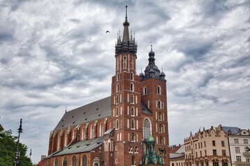 Obraz premium Krakow Old Town in Poland. St. Mary's Basilica at Rynek Glowny square (UNESCO World Heritage Site).