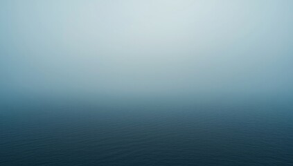 Naklejka premium Foggy ocean surface under a pale sky